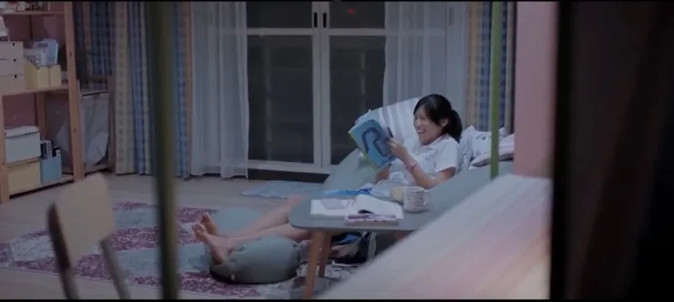 可莉開懷大笑 (《你的孩子不是你的孩子 - 茉莉的最後一天》)