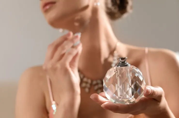 偶爾噴上他沒聞過的香水，都是在提醒他：妳依然是那個充滿魅力、隨時有人想搭訕的網美級女神。圖/123RF圖庫