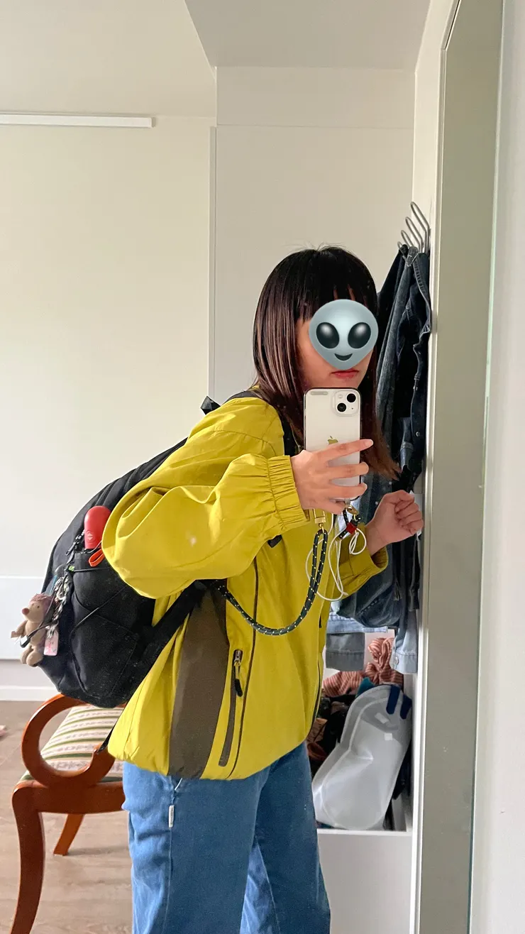 換上阿公給的，他沒在穿的外套。意外的很適合登山。