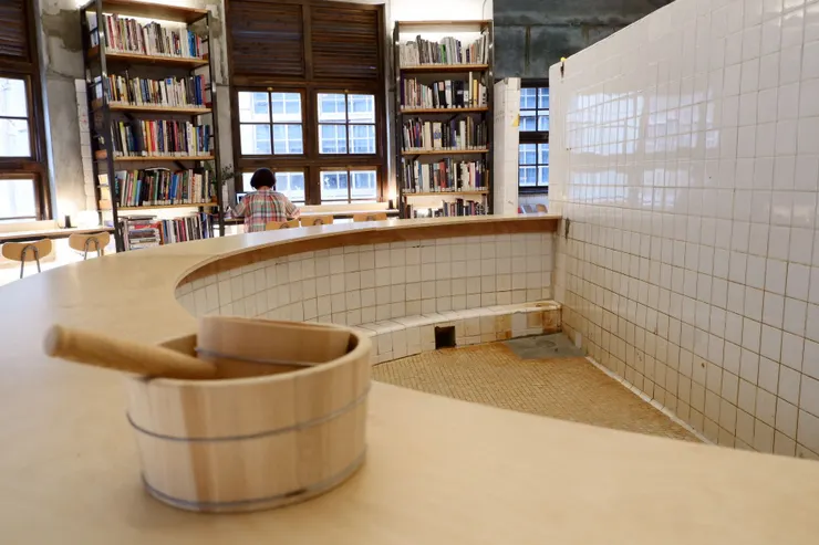「BATHHOUSE 澡堂區」保留了日治時期的半圓形澡池