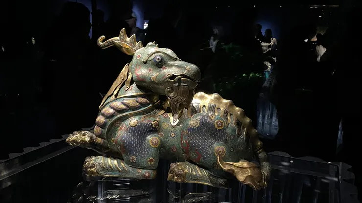 清乾隆的麒麟，居然不是故宮藏品，而是來自巴黎裝置藝術博物館。這麒麟超可愛的，好想給牠擼一擼。