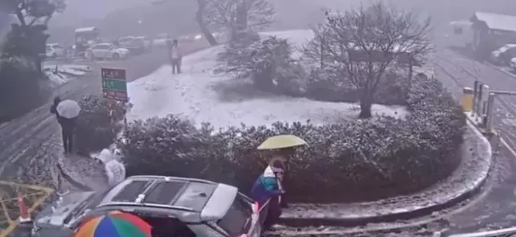 二子坪停車場下雪 / 取自：陽明山即時影像