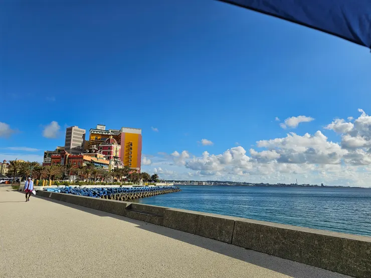 向美國村望去。右上角是……我的傘。