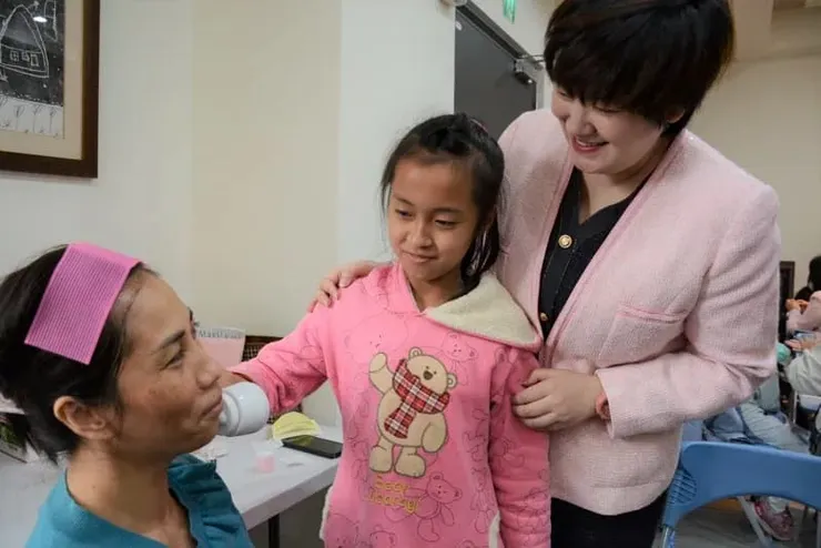 圖說：玫琳凱免費美容課活動，邀媽媽一起變美。（圖/玫琳凱公司）