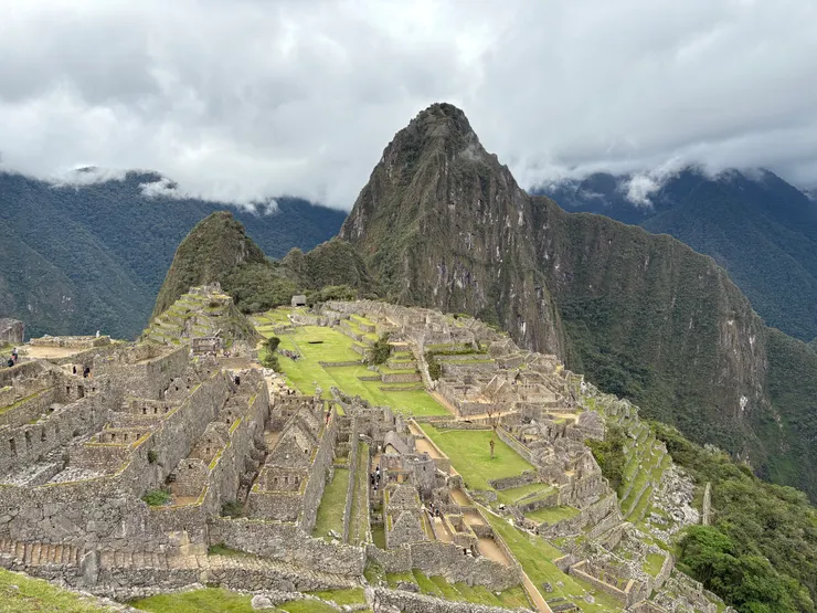 從觀景台稍微往下走，可以更清楚地看見房子的遺跡