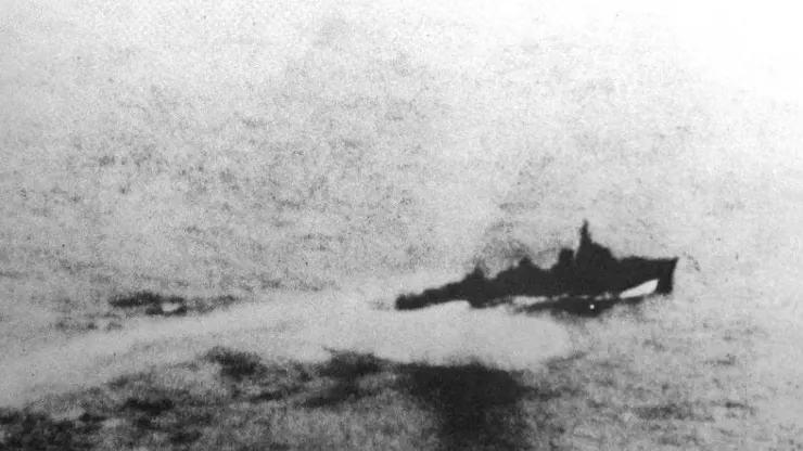 1945年4月7日,霞號在奧爾莫克灣戰役期間遭受空襲