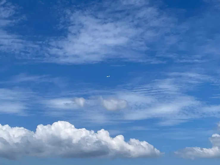 「風王」樺加沙遠離香港後，飛機再次在晴朗的天空中岀發。（作者拍攝）