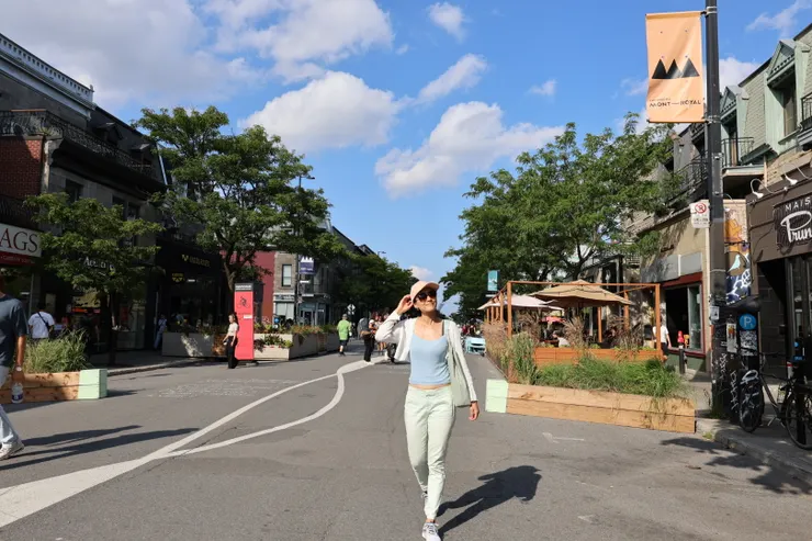 人潮稀少的街道