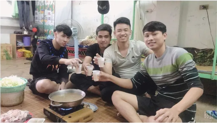 陳宏文先生與朋友在租屋處聚餐 圖/陳宏文先生 提供