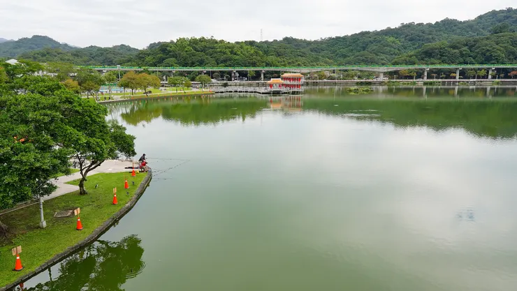 從錦帶橋遙望九曲橋，和湖畔垂釣的釣客。