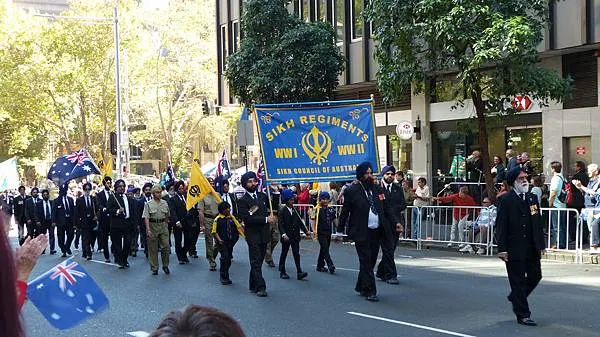 不只是國家，自治族裔也會為出來遊行紀念。照片裡是錫克族軍團的遊行隊伍