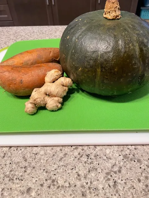 南瓜湯材料：日本小南瓜一個、地瓜兩個、薑二片和清水