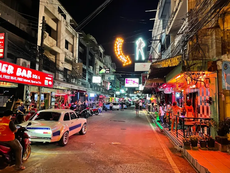 俗稱『短鐘吧一條街』的 Pattaya Soi 6