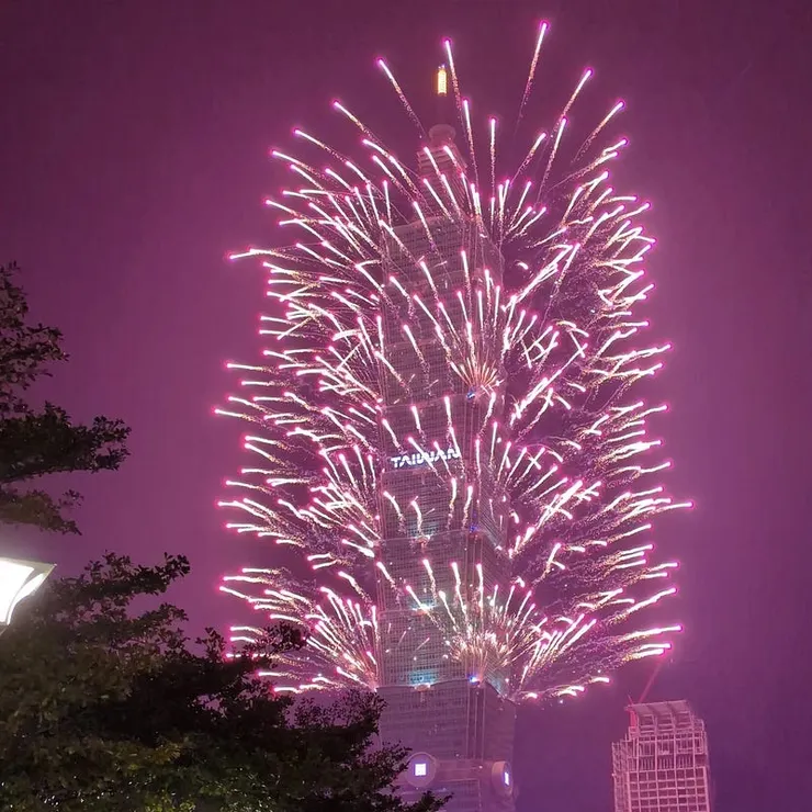 在台北市政府前廣場看跨年晚會與101跨年煙火