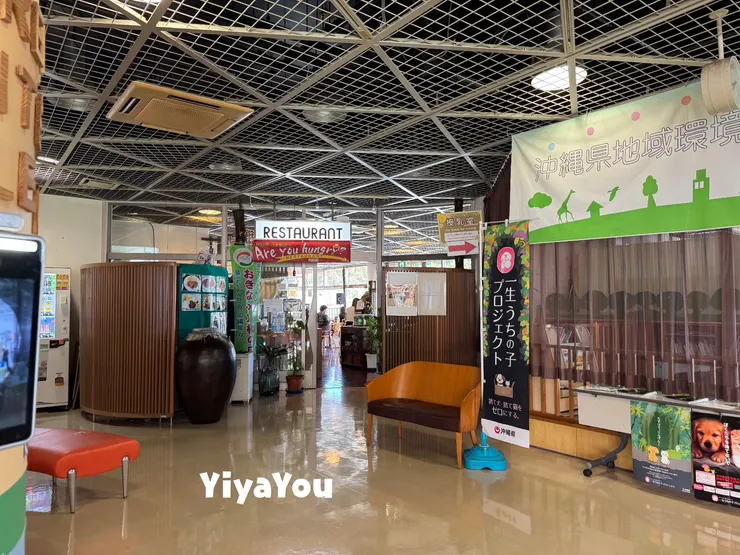 餐廳位置不明顯，中心內部燈光昏暗，要稍微找一下，餐廳入口在這裡。