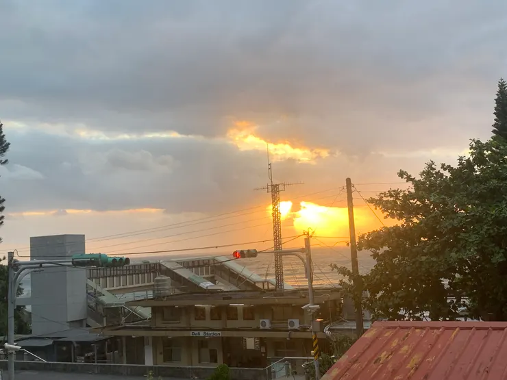 6點多的東北角，彷彿在看曙光。