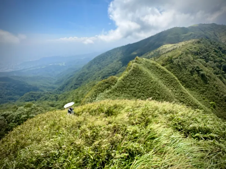 南側的烘爐地山，照片中的白點是一位在地山友，已經爬過70次抹茶山，他正走稜線前往烘爐地山