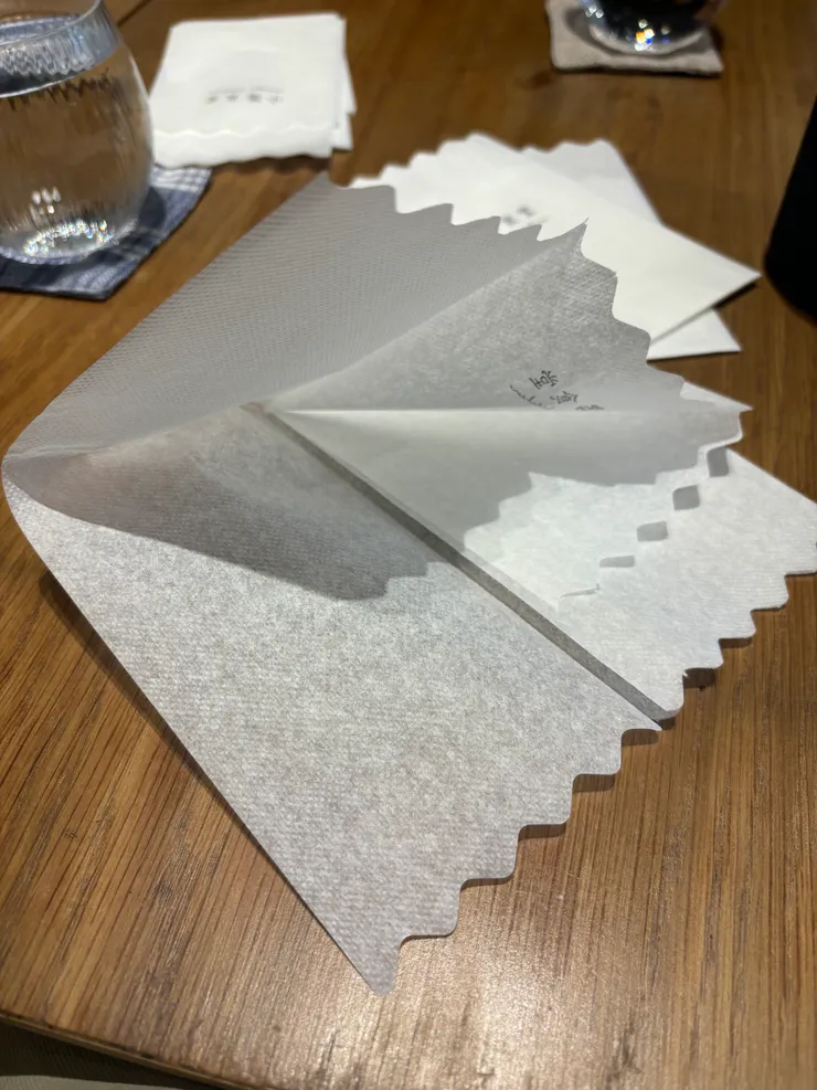 摩斯包裝袋沒有拍下來，但大概是這個形狀，可以模擬衣服的下襬，左右對開也可以當作開襟