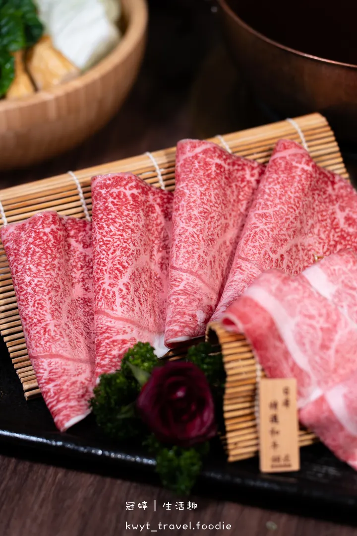 [高雄左營火鍋餐廳]銅花精緻涮涮鍋，火鍋界的LV！整隻龍蝦與A5和牛的奢華約會，專人桌邊服務，左營約會餐廳推薦，附最新菜單