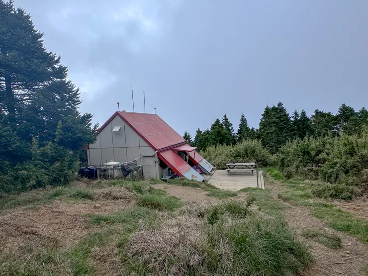 下午會下雨，有山屋可以避雨真好！