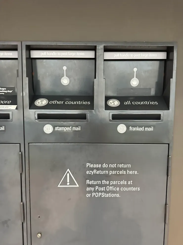 長得有點像垃圾桶的郵筒