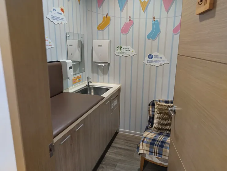 有哺乳室跟尿布台