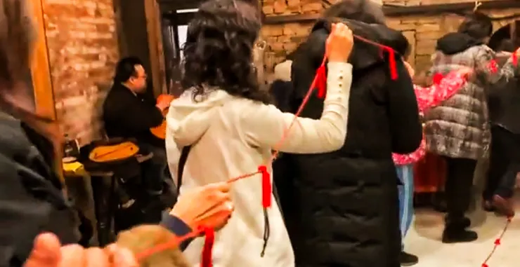 在場賓客們手握結繩 梵靈乾坤工作室提供