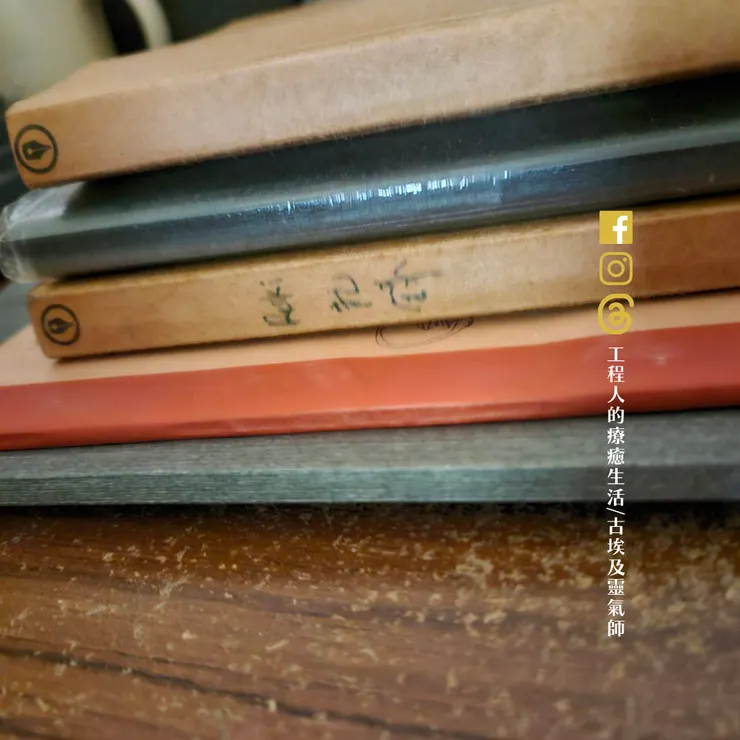 靈氣課堂的觀察記錄寫滿厚厚一疊的筆記本by Elowen