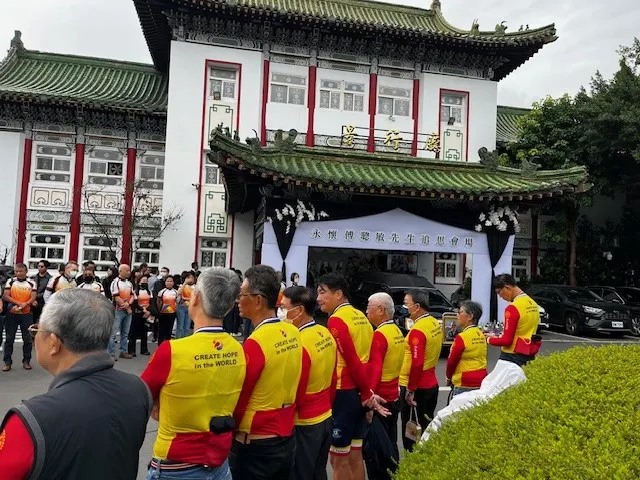 大家都換上12地區環島車隊的車衣