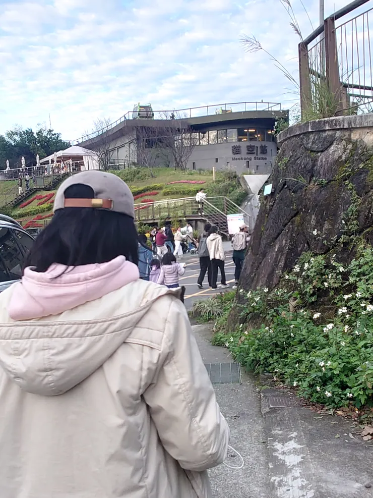 百歲亭遙望貓空纜車站，觀光客大排長龍，我和榕榕決定搭公車下山