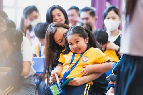 在親子互動環節，小朋友與家長們坐在一起傾心吐意，紛紛把愛說出口，互相擁抱