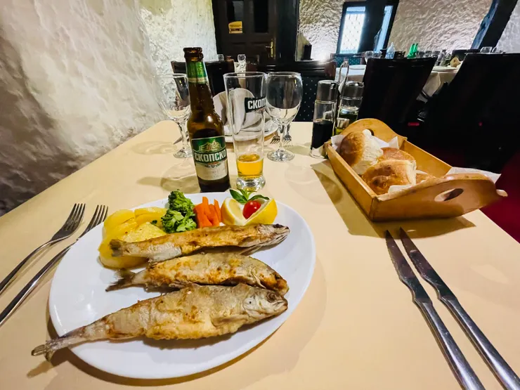 RESTAURANT ANTICO OHRID 的香煎鱒魚