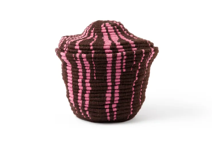 你的不需要正是我的需要〈巧克力與藍莓〉，沈菲比18.5 x 18.5 x 21 cm，募集毛線、紙藤