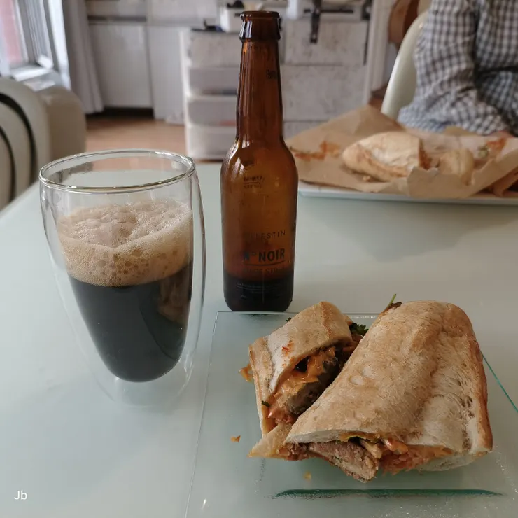 【中午的簡單越南三明治午餐，我喝杯昨天買的黑啤酒。】