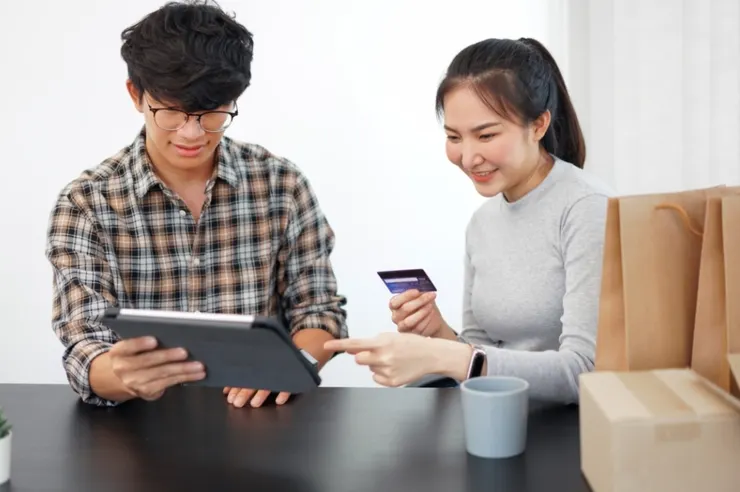 每個月或每季找個氣氛好的午後，跟另一半談談理財，分享一下家裡的財務現況。圖/123RF圖庫