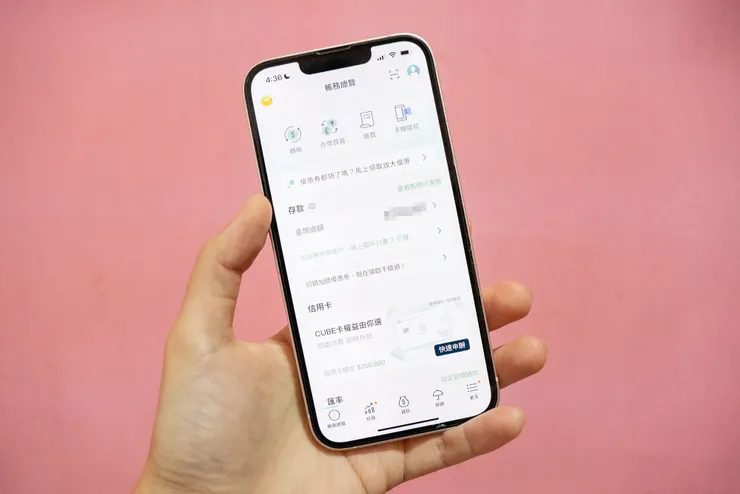 CUBE App 採用統一化的字型，以字體粗細和顏色深淺來展現層次感