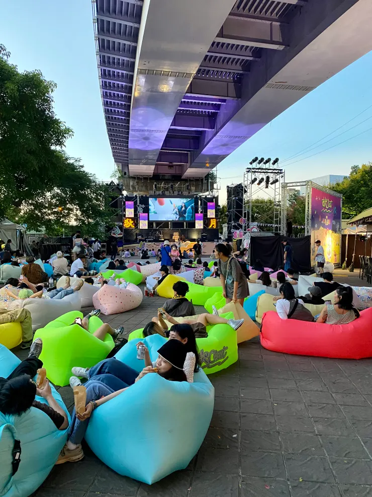 秋out主打很chill的充氣沙發，我沒有，我也不想躺。