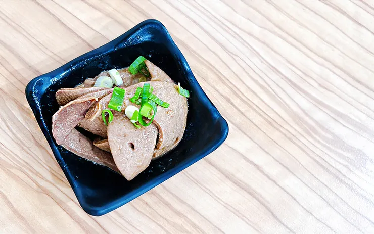 小白拉麵特色小菜粉肝特寫，肉質呈現完美粉嫩色澤，口感軟硬適中，內湖在地人推薦