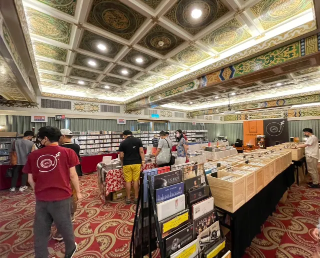面對鍾愛黑膠音質的用戶,廠商於現場展出大量黑膠唱片。(圖:台灣音響發展協會提供)