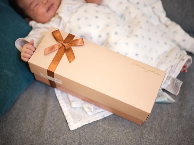 滿月的嫩嬰跟禮盒差不多長XD