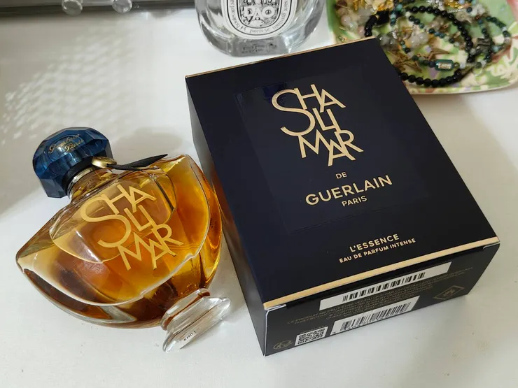 Shalimar L'Essence 外包裝紙盒如一般化妝品