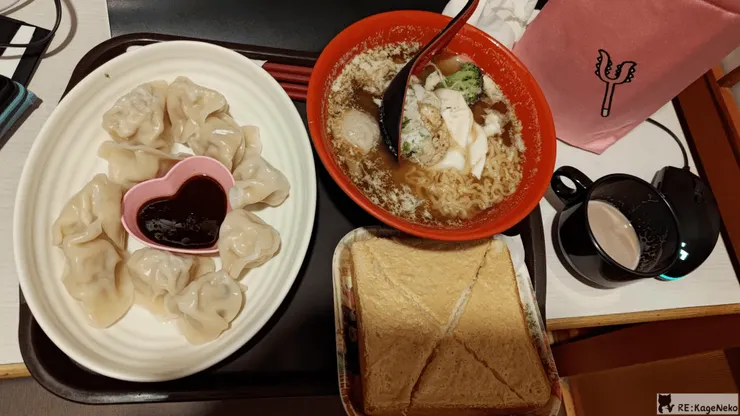 香菇排骨雞麵、水餃、花生厚片