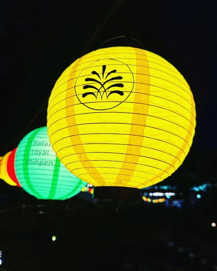 好天氣夜裡的彩色燈籠，特別浪漫