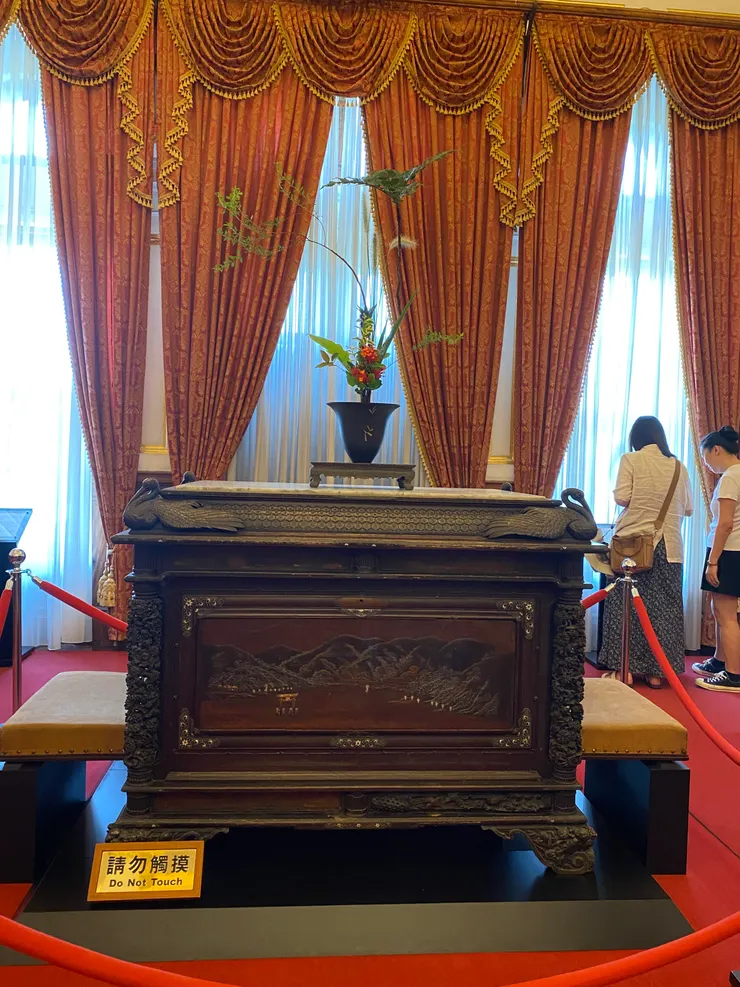 二樓的古樸箱子