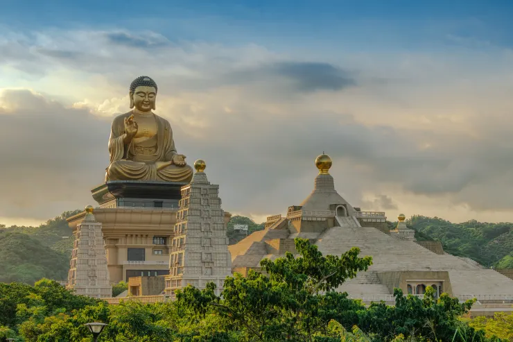 佛陀紀念館佛光大佛與本館覆缽塔、四聖塔在整個景觀視覺上融為一體 - 慧融法師