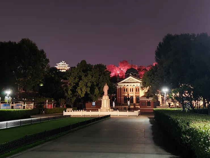 這是鄂軍都督府前廣場的夜景，眼前的雕像就是孫中山本人。