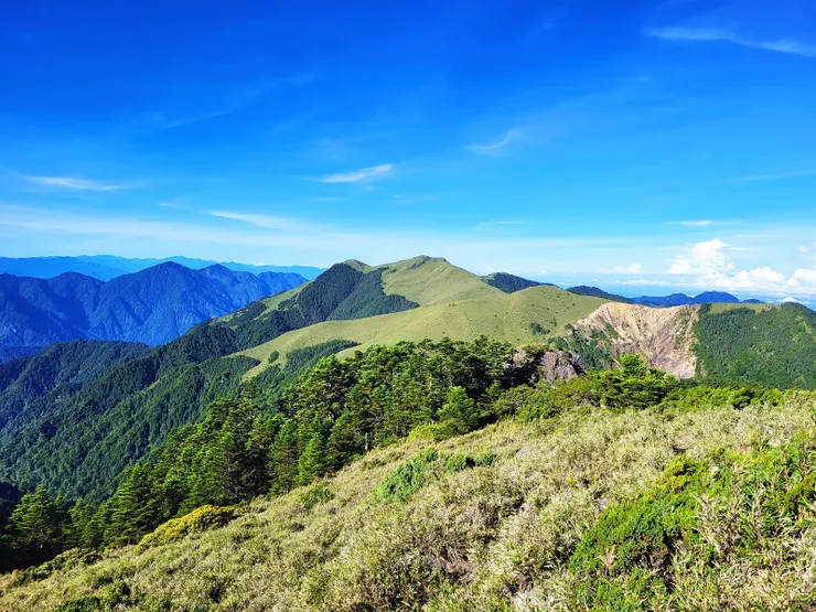 ▲奇峻山營地回望大雪山