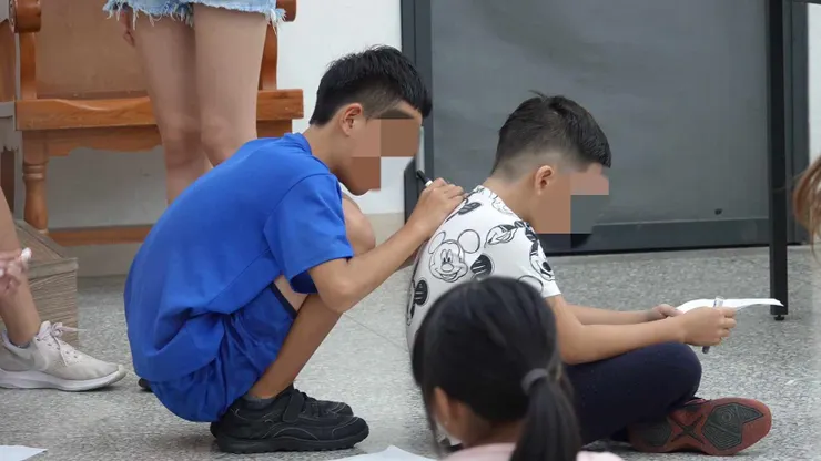 藍色衣服的是斌哥，超可愛!