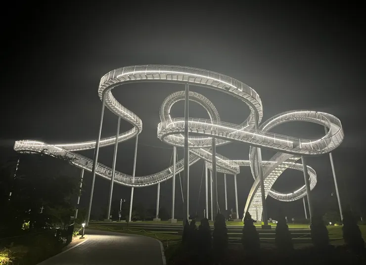 夜晚的環湖公園SpaceWalk。