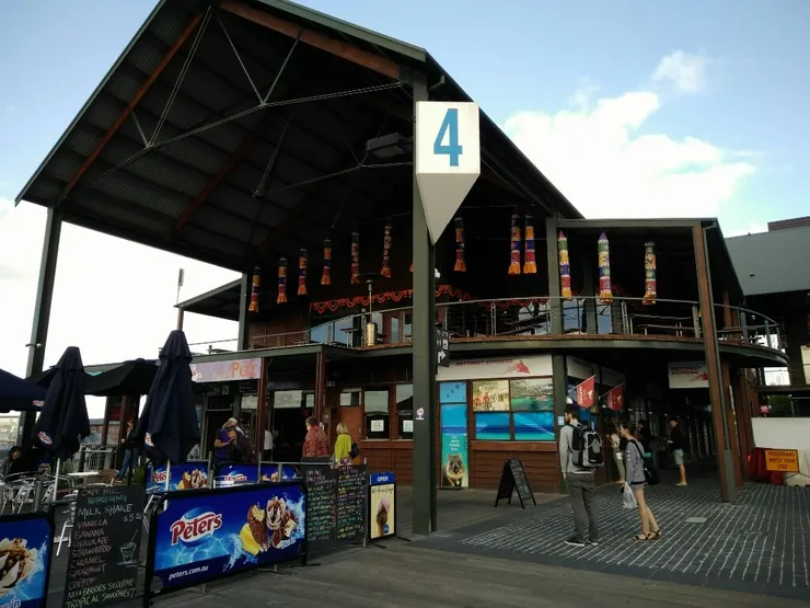 旅行社會提供電子兌票證明,當天拿去港口(藍貓站2號)的 Rottnest Express櫃檯,領取實體票。